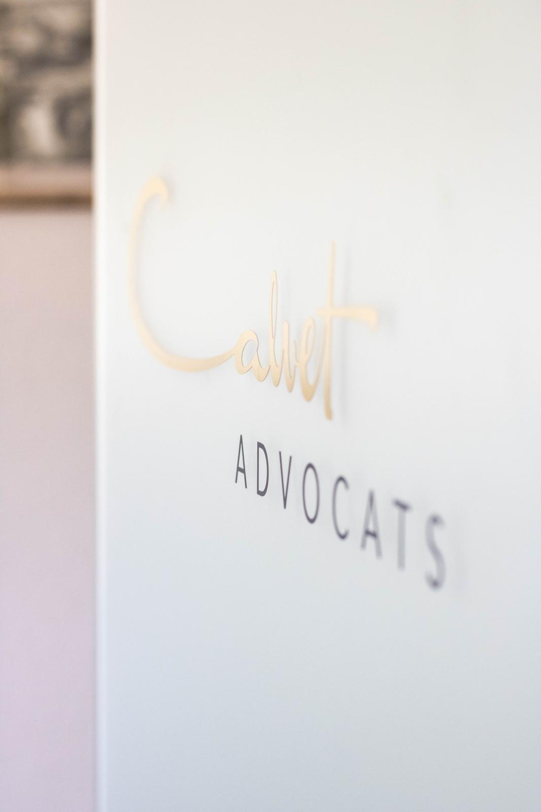 Logotipo dorado de Calvet Advocats, despacho de abogados en Manresa desde 1990